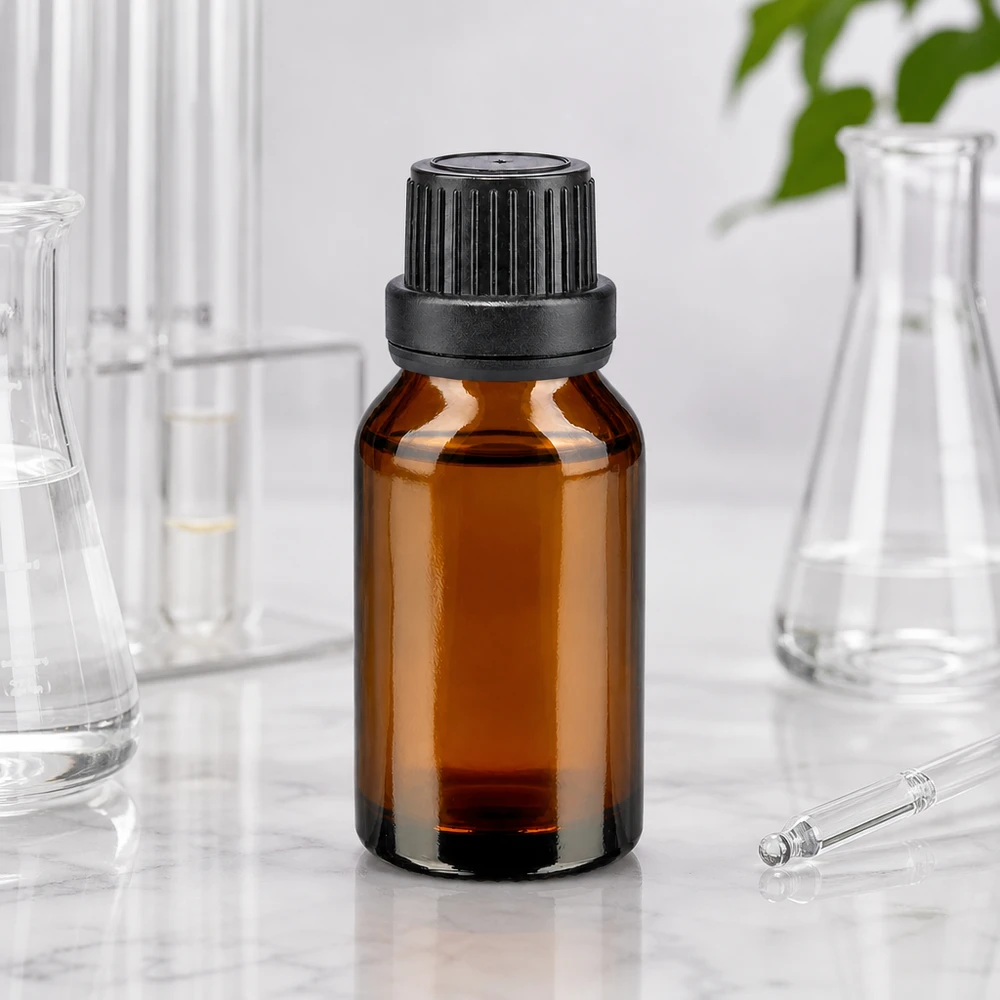 Leere braune Apothekerflasche 30ml Borosilikatglas mit schwarzem Verschluss auf Marmoruntergrund