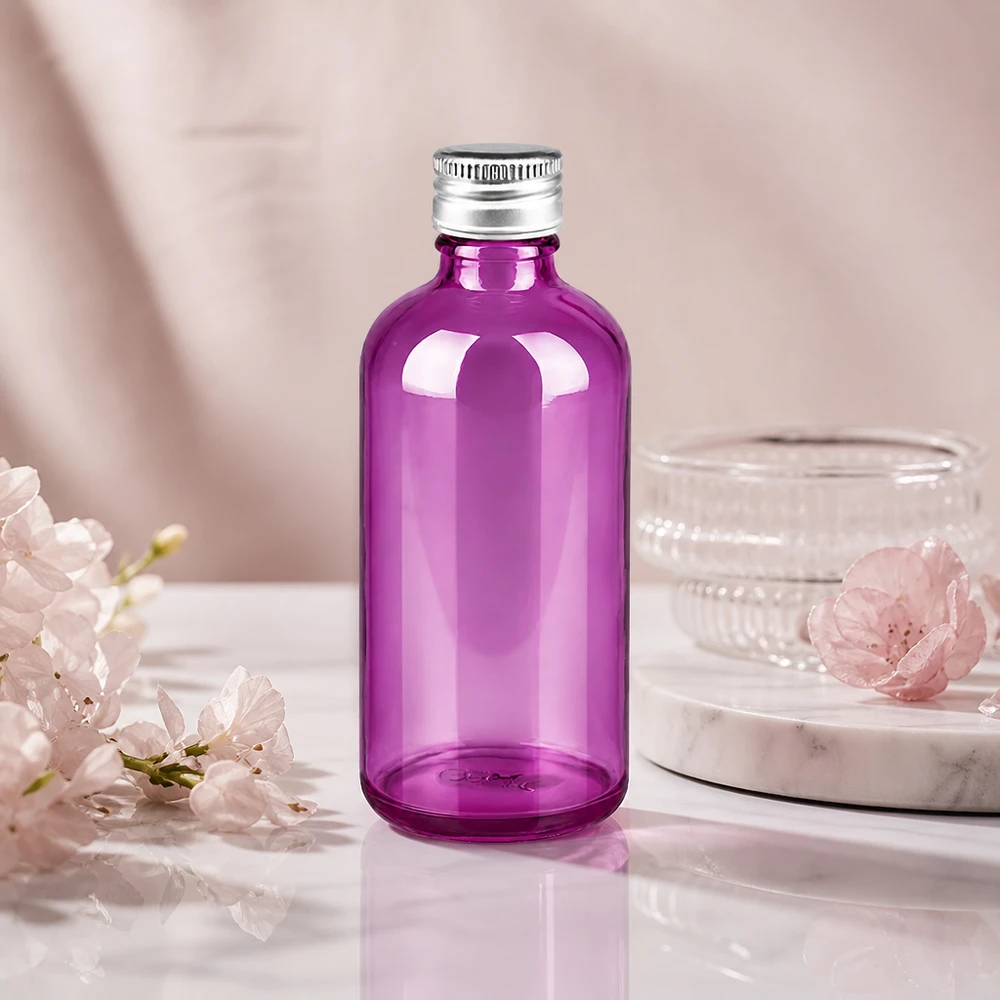Lahvička o objemu 100 ml. Hliníkovo-stříbrný šroubovací uzávěr o průměru 11 mm standardní PurpleLine. UT18/100 100ml Violettglas mit glatter Oberfläche ideal zum Etikettieren für eigene Kosmetikmarke