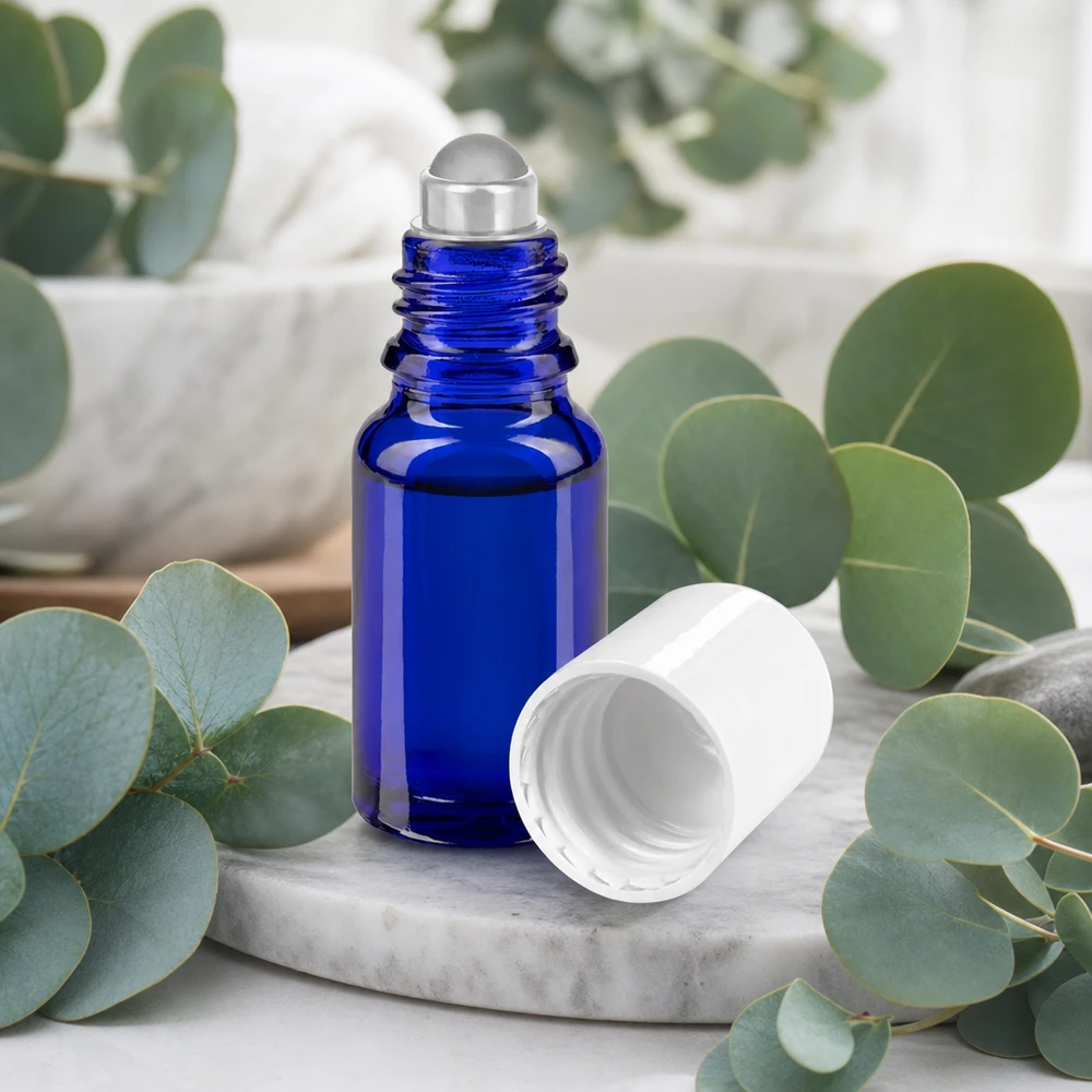Lékárenská lahvička modrá 10ml roll-on uzávěr bílý 10ml kobaltblaue Rollflasche aus Apothekerglas mit weißem Schraubverschluss in Spa-Ambiente