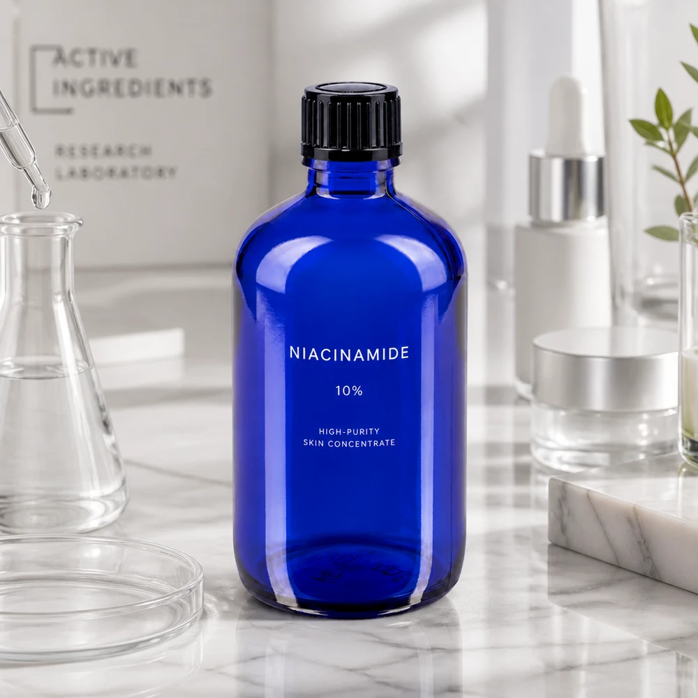 Schlanke kobaltblaue 100ml Glasflasche mit Tropfverschluss zwischen Laborglasgeräten