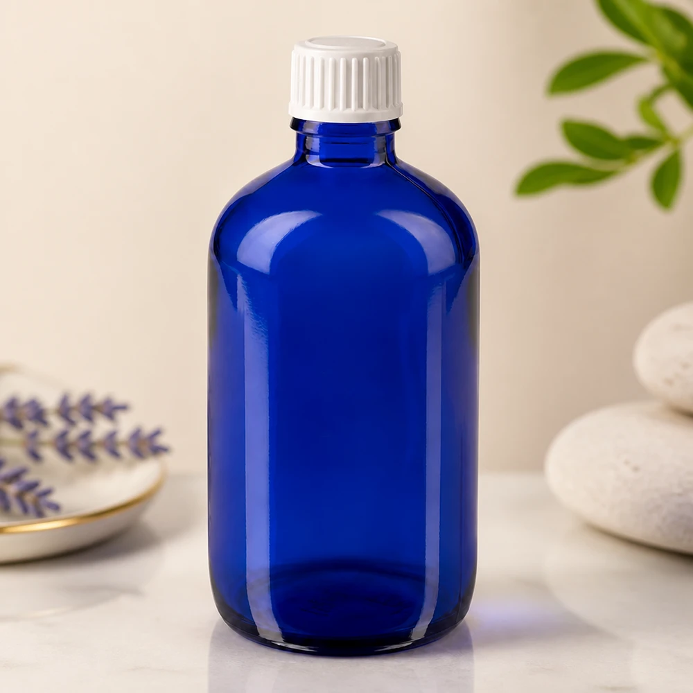Blaue Medizinflasche 100ml mit geripptem weißem Verschluss vor hellem Hintergrund