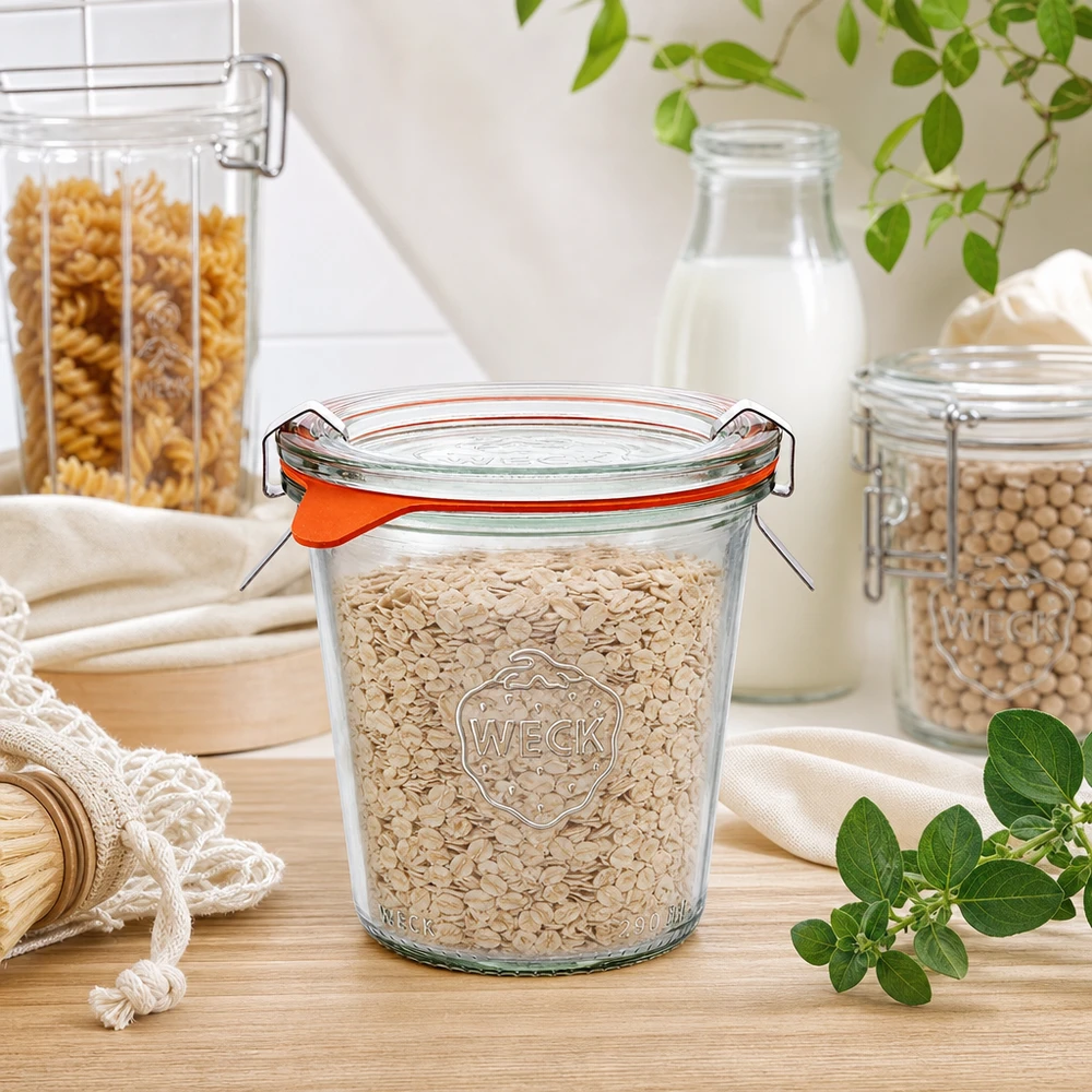 290ml vysoká skleněná nádoba kompletní WECK RR80 WECK Sturzglas 290ml RR80 mit Haferflocken gefüllt in natürlicher Küchenszene mit Holzoberfläche und grünen Pflanzen