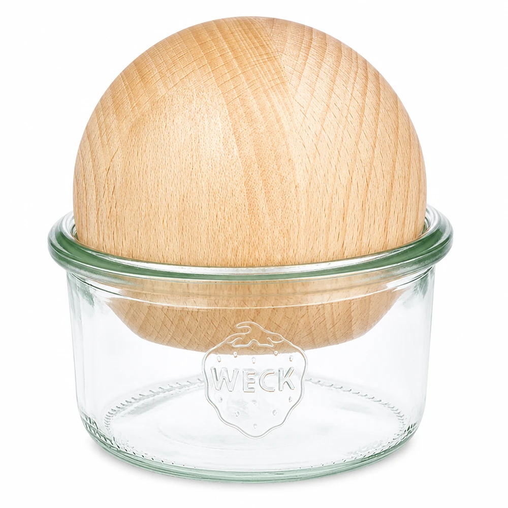 Skleněná nádoba 165ml WECK RR80 s dřevěnou kuličkou buk. WECK Sturzglas 165ml RR80 mit Buchenkugel Holzdeckel aus Naturholz auf weißem Hintergrund