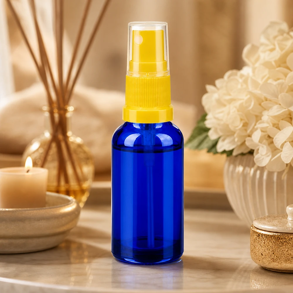 30ml lahvička s rozprašovačem žlutá/transparentní standardní uzávěr BlueLine UT18/30 Elegante blaue Sprayflasche 30ml mit feinem Sprühnebel für gleichmäßige Produktverteilung