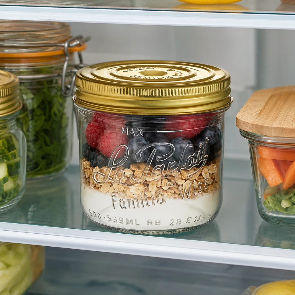 539ml Sturzglas "Familia Wiss" 2-teiliges Deckelsystem Le Pa 539ml Sturzglas Familia Wiss mit goldenem Deckel gefüllt mit Joghurt Beeren und Granola im Kühlschrank