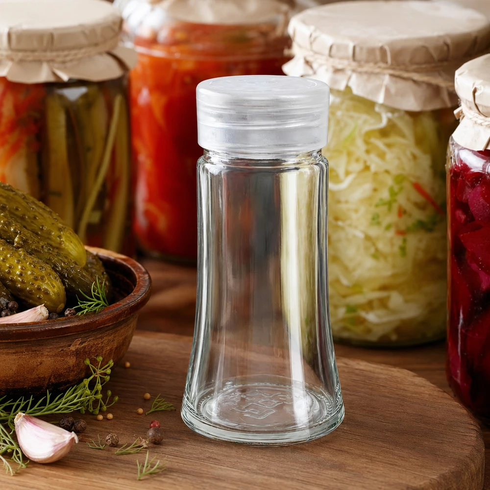 Stabiles Glasstreuer-Behältnis 95ml mit breiter Standfläche zwischen fermentierten Gemüsegläsern