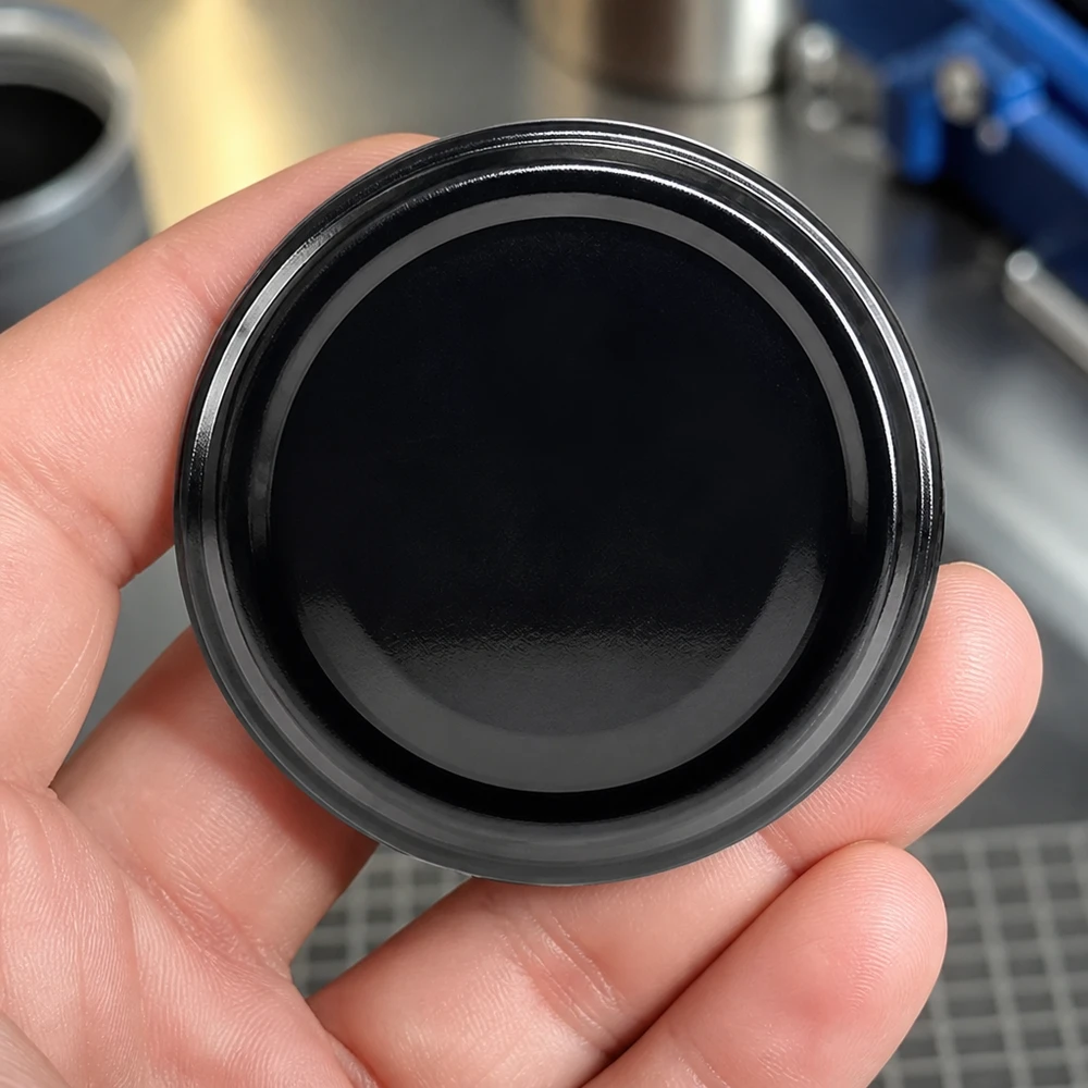UNiTWIST TO48 šroubovací víčko, černé, detailní záběr lesklého povrchu, BioSeal, bez BPA a NI, unitemp, 48 mm