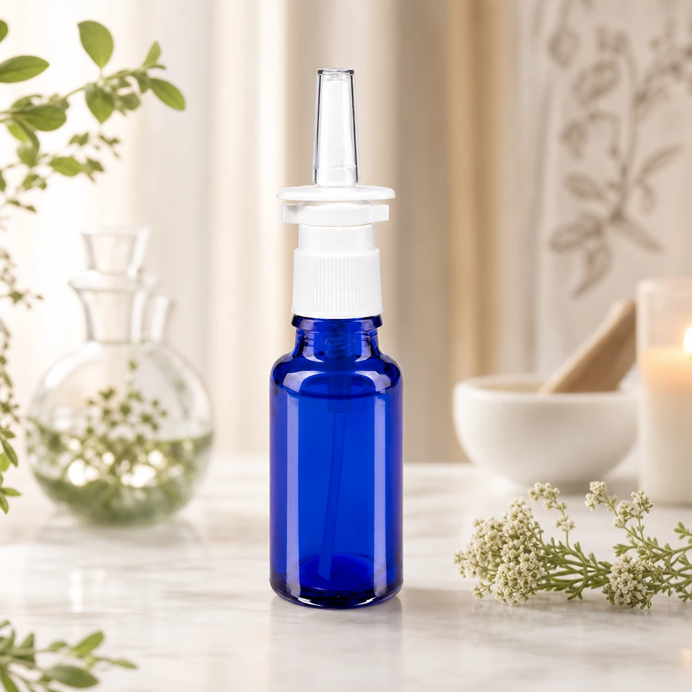 Lékárenská lahvička modrá 20ml nosní rozprašovač bílá stř. Blaue 20ml Glasflasche mit Nasenspray-Mechanismus für pharmazeutische Zubereitungen in Apothekenqualität
