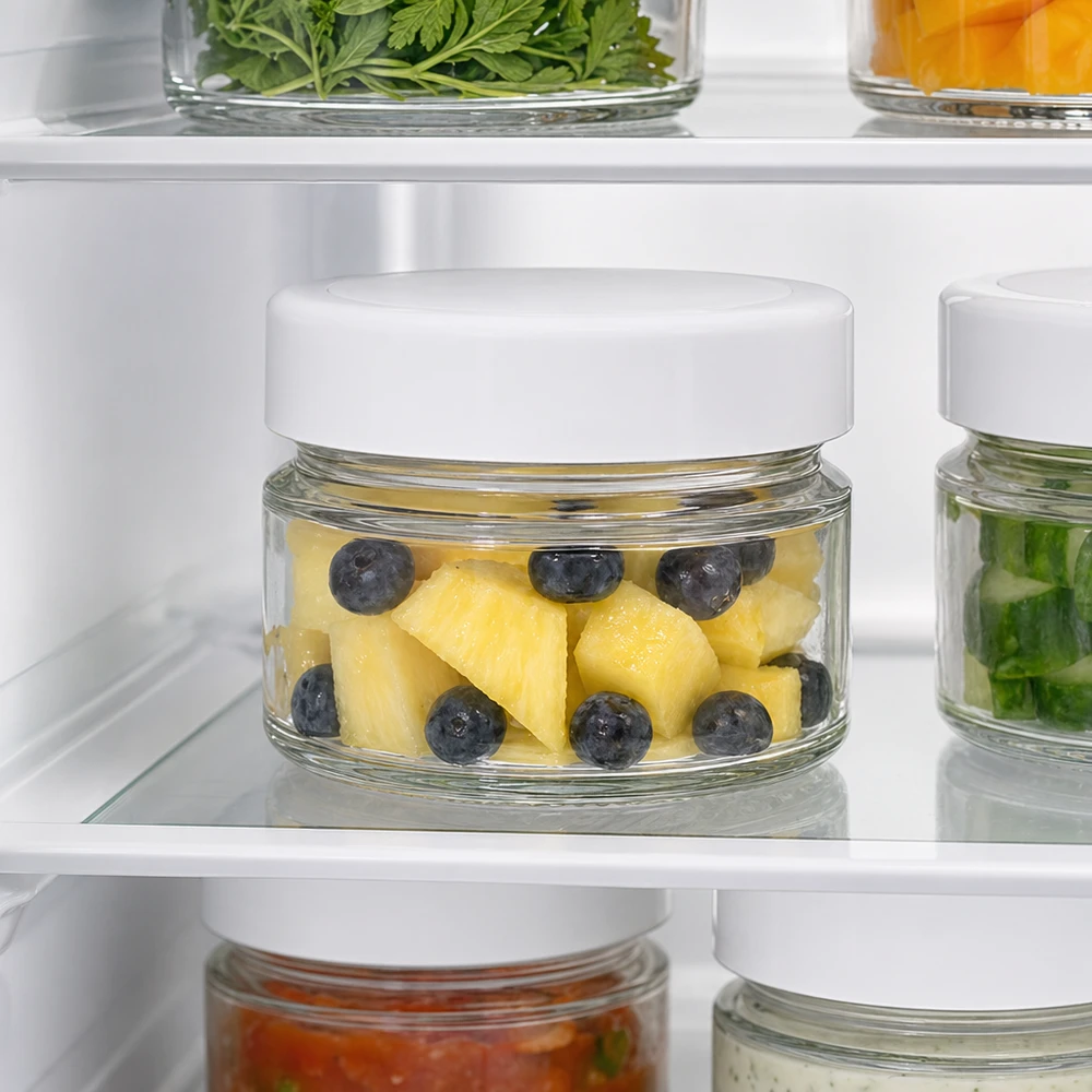 80ml kulatá sklenice s víčkem BasicSeal bílá hluboká UNiTWIST 80ml Rundglas im Kühlschrank mit Ananas und Blaubeeren zeigt optimale Frischhalte-Eigenschaften des BasicSeal Deckels