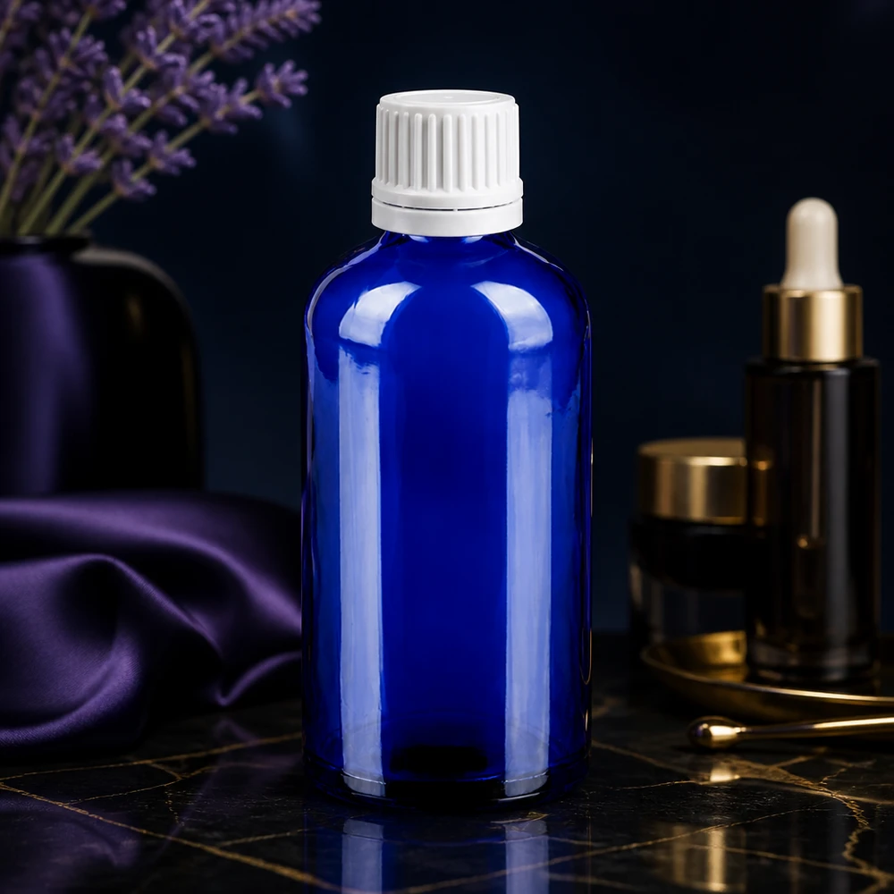 100ml lahvička s kapátkem 0,7 mm s bílým uzávěrem BlueLine UT18/100 Nachfüllbare Tropfflasche 100ml aus recycelbarem blauen Glas mit auslaufsicherem weißem Verschluss