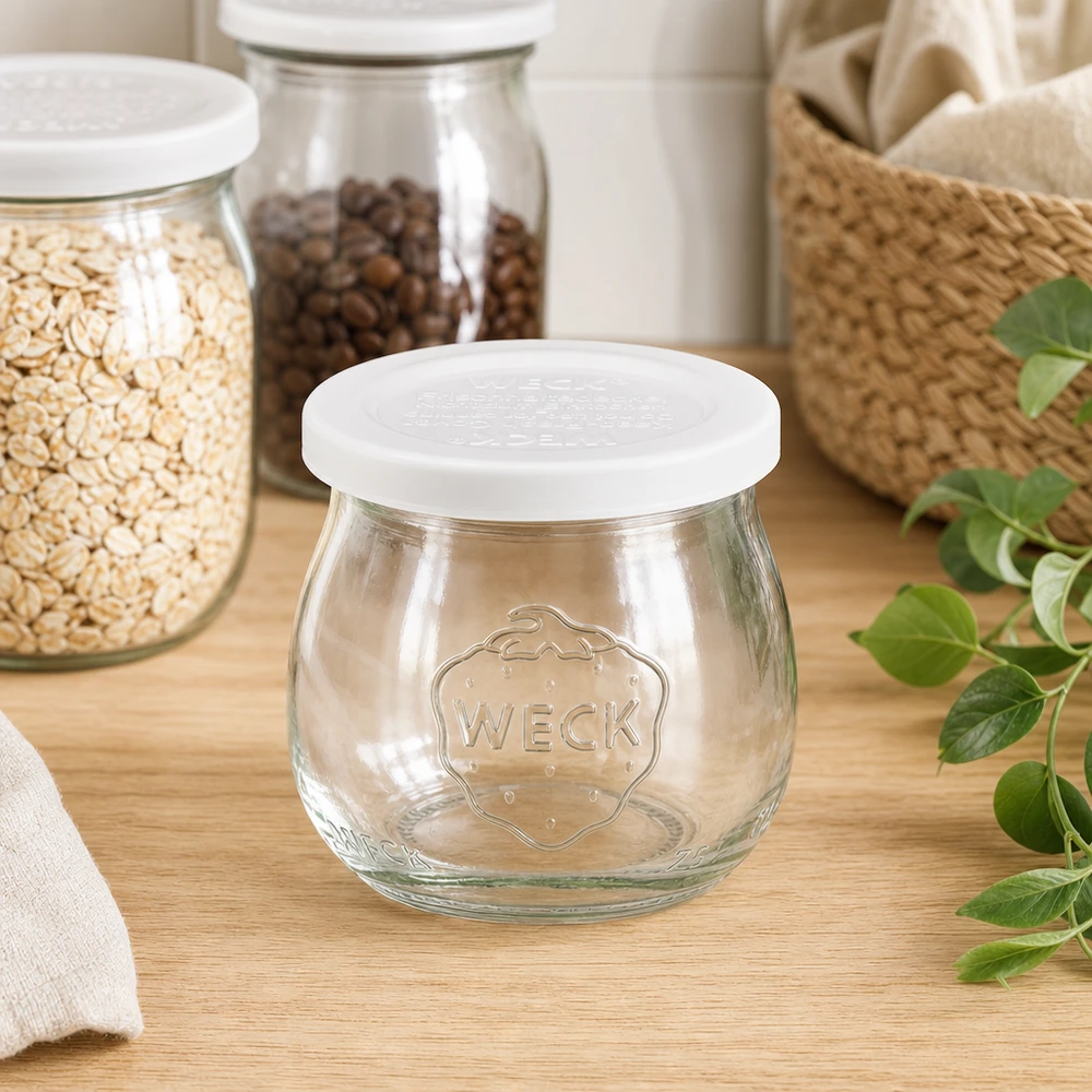 75ml tulipánová dóza s víčkem pro osvěžení WECK RR40 WECK Tulpenglas 75ml RR40 leer in Küche mit Vorratsgläsern Haferflocken Kaffeebohnen und Weidenkorb Dekoration