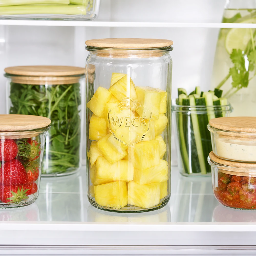 1590ml válcová sklenice WECK RR100 s dřevěným víkem buk. WECK Vorratsglas 1590ml RR100 im Kühlschrank mit Ananas gefüllt zur frischen Obst Aufbewahrung mit Holzdeckel