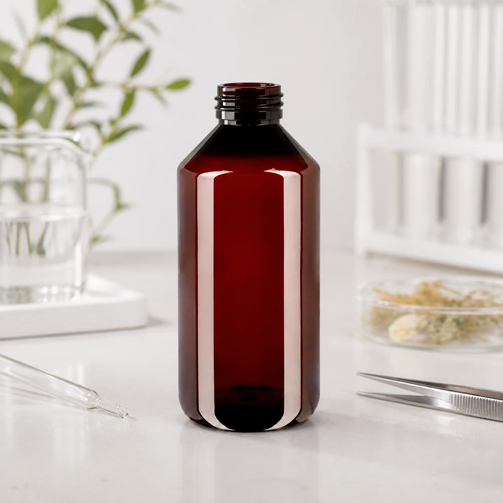 PET láhev 1000ml s bílým rýhovaným uzávěrem s ochranou proti manipulaci. Hnědá PET láhev o objemu 1000 ml bez uzávěru vedle pipety a pinzety na bílé pracovní desce