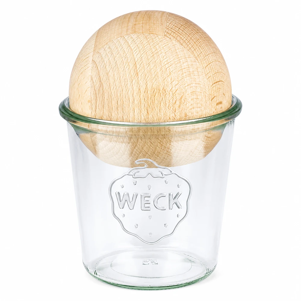 Tumbler WECK RR100 o objemu 580 ml s dřevěnou kuličkou buk. WECK Sturzglas 580ml RR100 mit Holzkugel aus Buche als Deckel auf weißem Hintergrund
