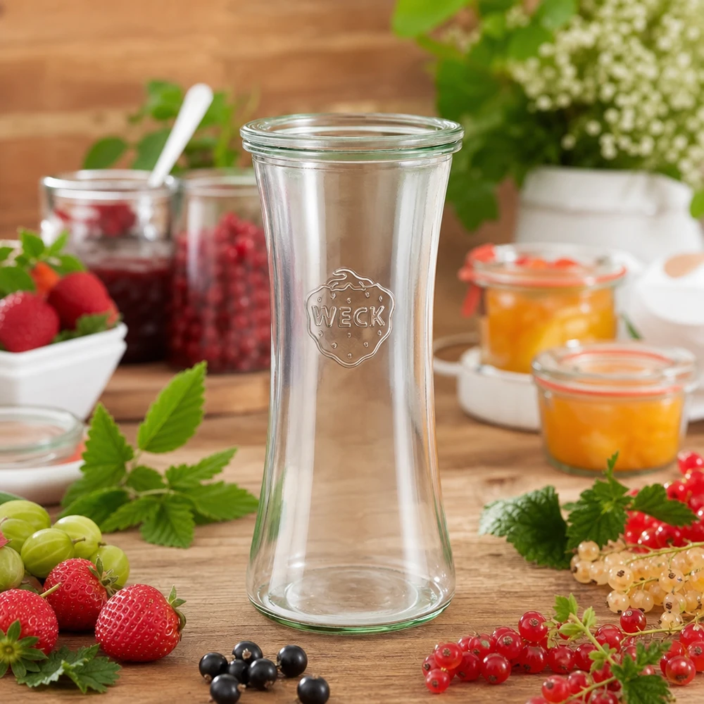 700ml lahůdková sklenice se skleněným víčkem WECK RR80 WECK 700ml Delikatessenglas RR80 mit frischen Beeren und Marmeladen auf Holztisch - Einmachglas für Konfitüren