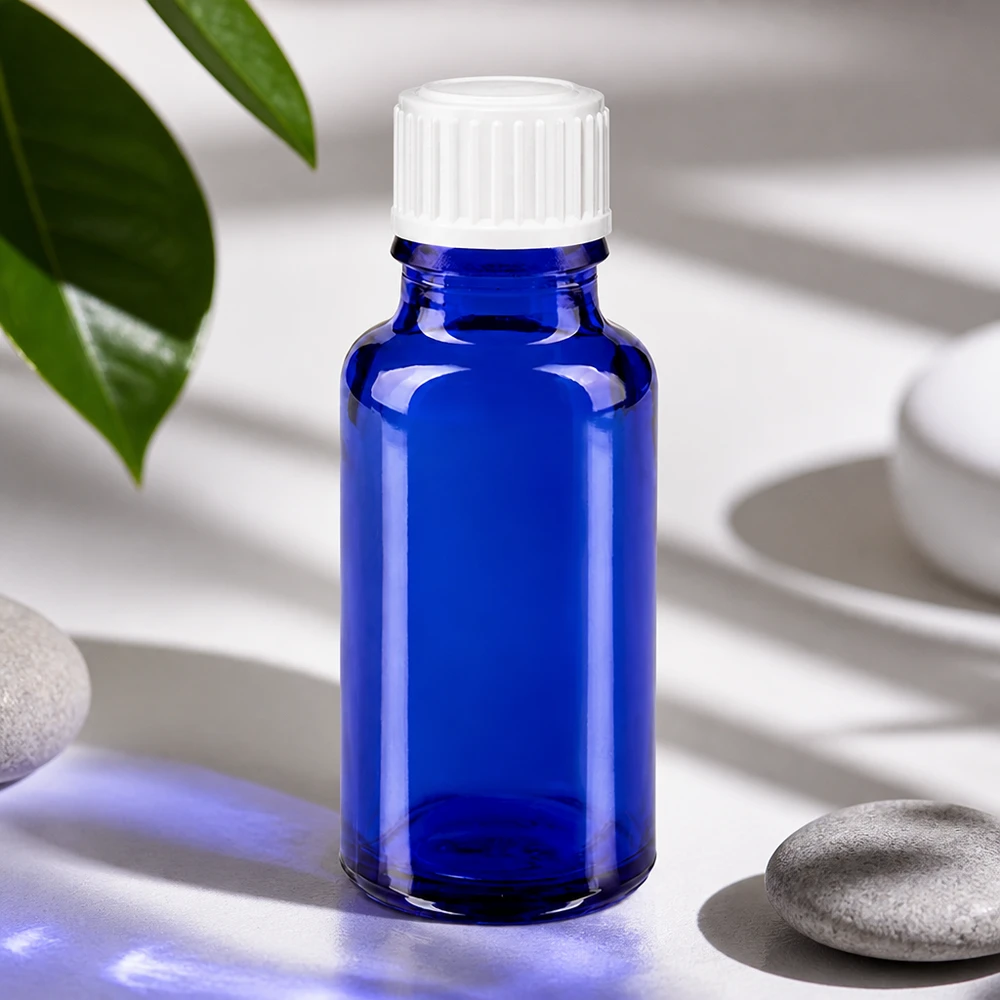 Lékárenská láhev modrá 20ml šroubovací uzávěr bílý standardní Dunkelblaue 20ml Pharmaglasflasche mit weißem Schraubdeckel auf hellem Untergrund