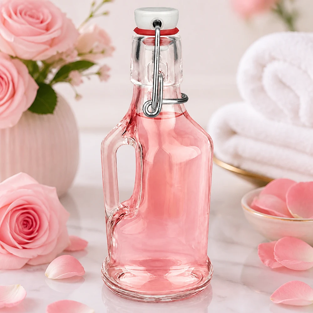 200ml Glasflasche "Bertha" + PVC Bügelverschluss UNiTWIST 200ml Glasflasche Bertha rosa getönt in romantischer Dekoration mit Rosen und Blütenblättern, UNiTWIST Verschluss