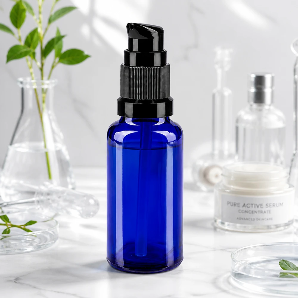Kleine kobaltblaue 20ml Glasflasche mit schwarzem Pumpkopf für präzise Kosmetikdosierung