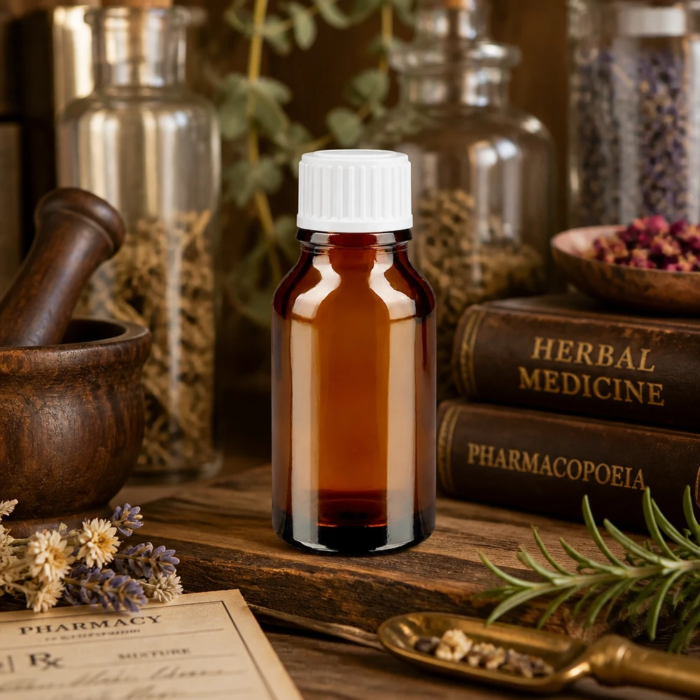 Dunkelbraune Medizinflasche 15ml mit weißem Verschluss in naturheilkundlicher Apotheke