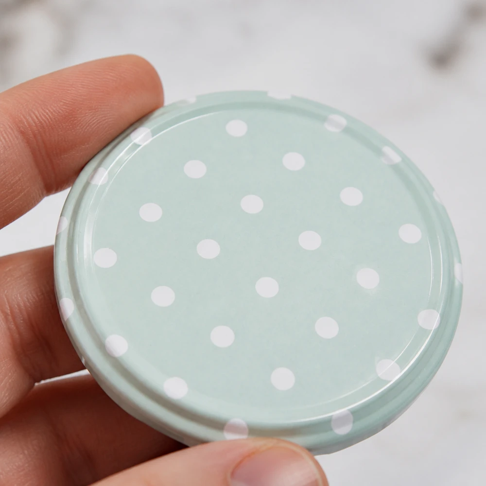 63mm víčko BasicSeal TO63 v matné mintově zelené barvě s bílými tečkami – detailní záběr produktové fotografie