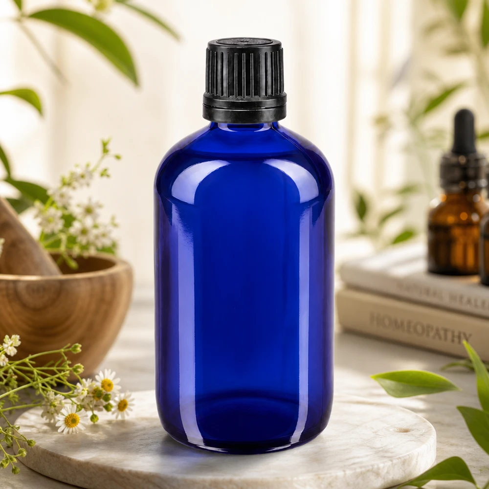 Lékárenská láhev modrá 100ml šroubovací uzávěr černý nalévací kroužek nedovolená manipulace s uzávěrem. UV-schützende kobaltblaue 100ml Flasche aus Apothekenglas mit 8mm Enghalsverschluss