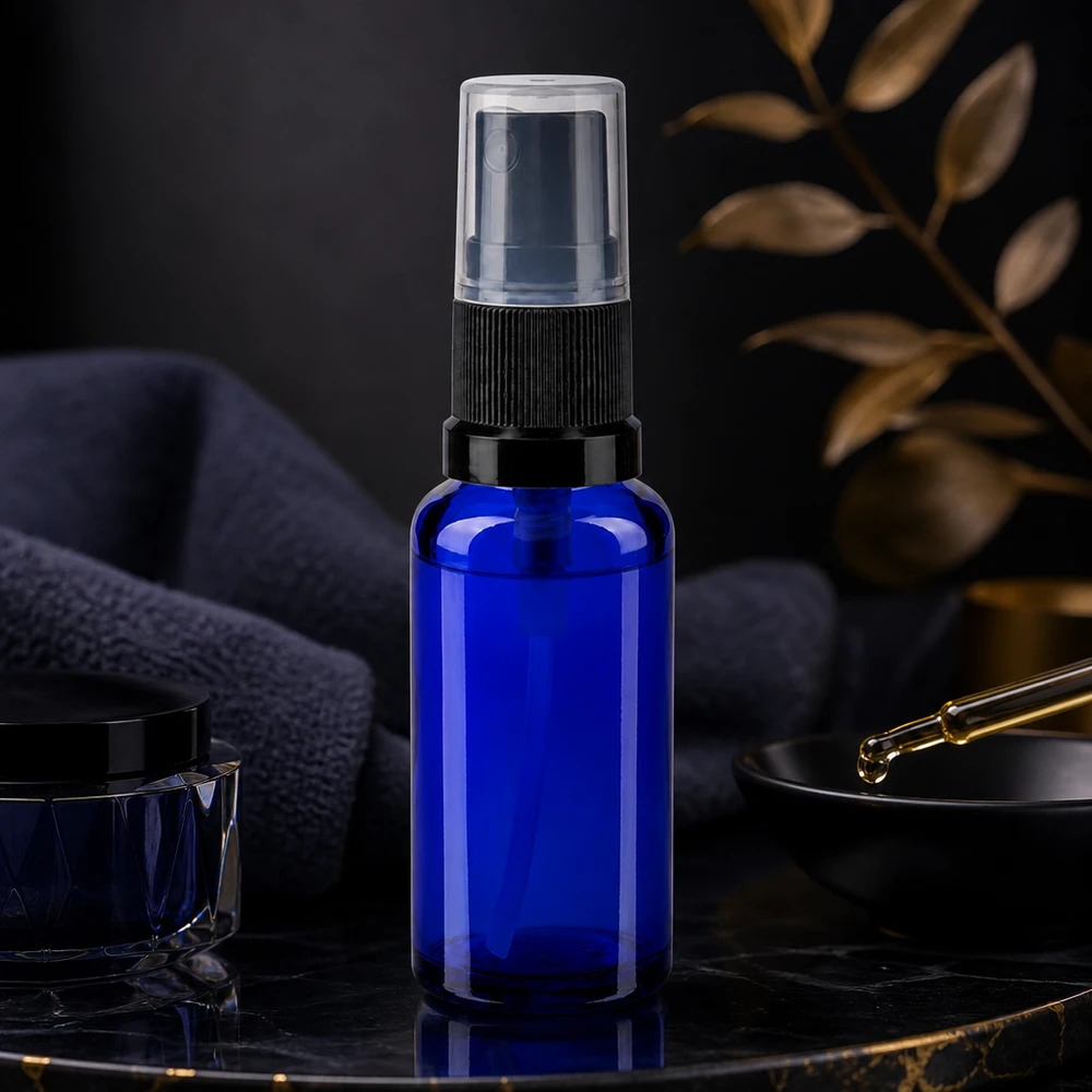 Lékárenská lahvička modrá 30ml s rozprašovacím víčkem černá Hochwertiger 30ml blauer Apotheken Glaszerstäuber mit transparentem Deckel im Luxusambiente