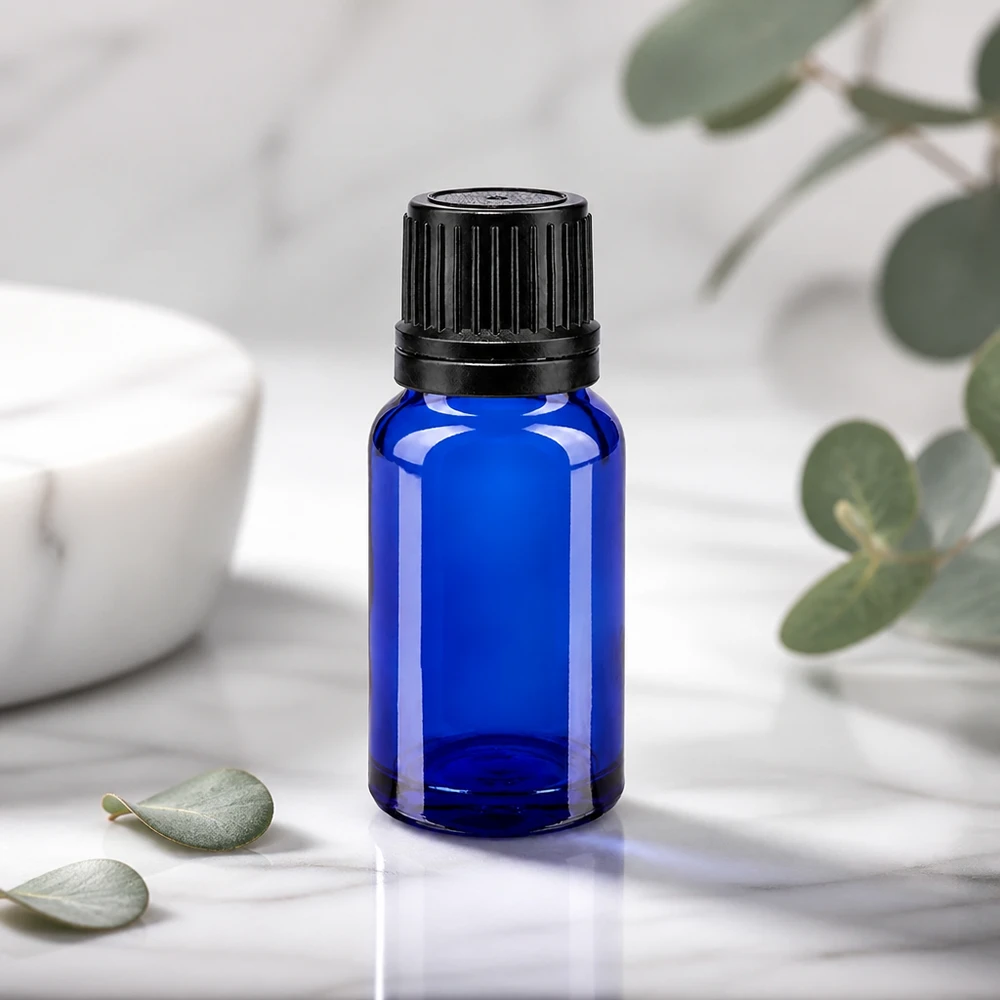 Lékárenská láhev modrá 10ml šroubovací uzávěr černý nalévací kroužek nedotknutelný uzávěr. Schlanke blaue 10ml Glasflasche mit geripptem schwarzen Deckel und Eukalyptus Deko