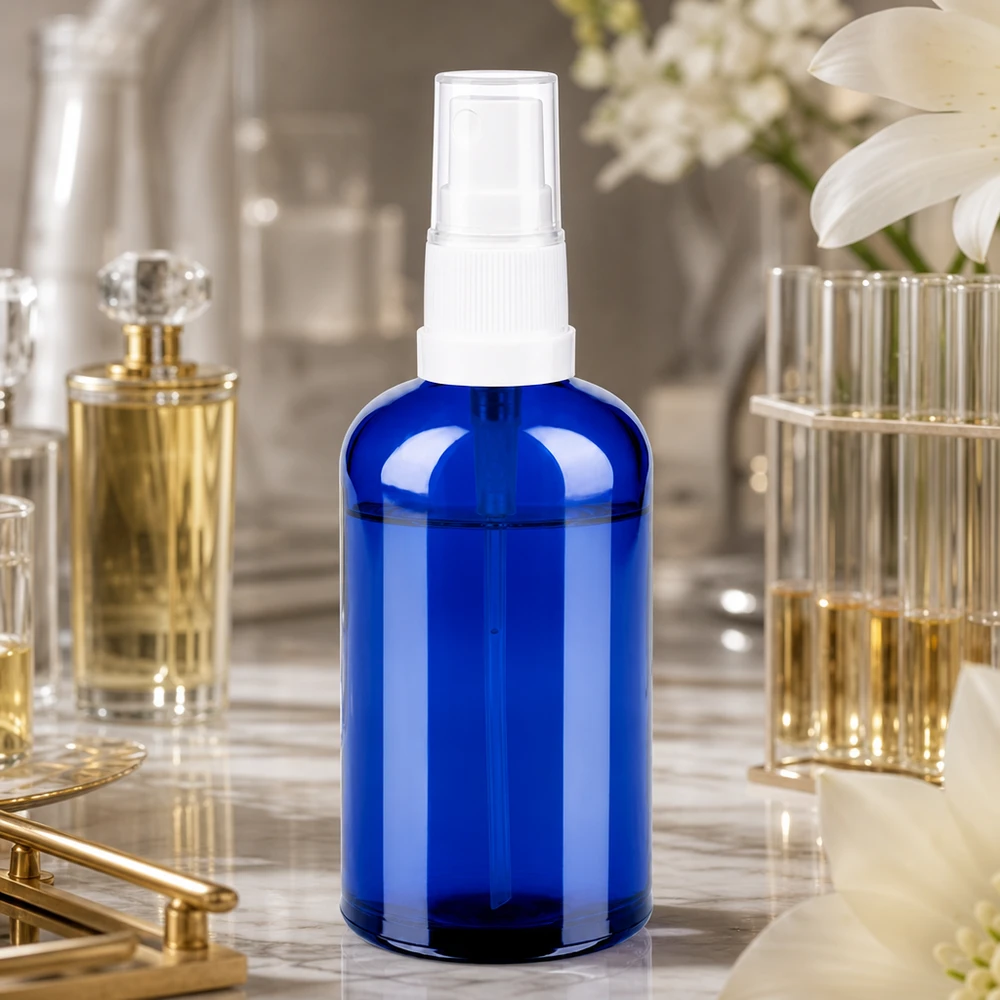 100ml lahvička s rozprašovačem bílá/transparentní standardní uzávěr BlueLine UT18/100 Robuste 100ml Glasflasche mit Sprühmechanismus in dekorativer blauer Ausführung für Haushalt