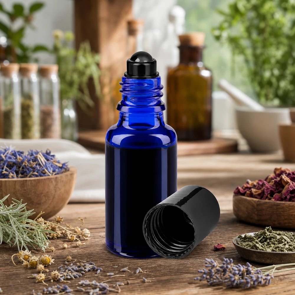 Lékárenská lahvička modrá 20ml roll-on uzávěr černý Kleine blaue Glasflasche 20ml mit Rollkugelaufsatz in natürlichem Kräuterambiente