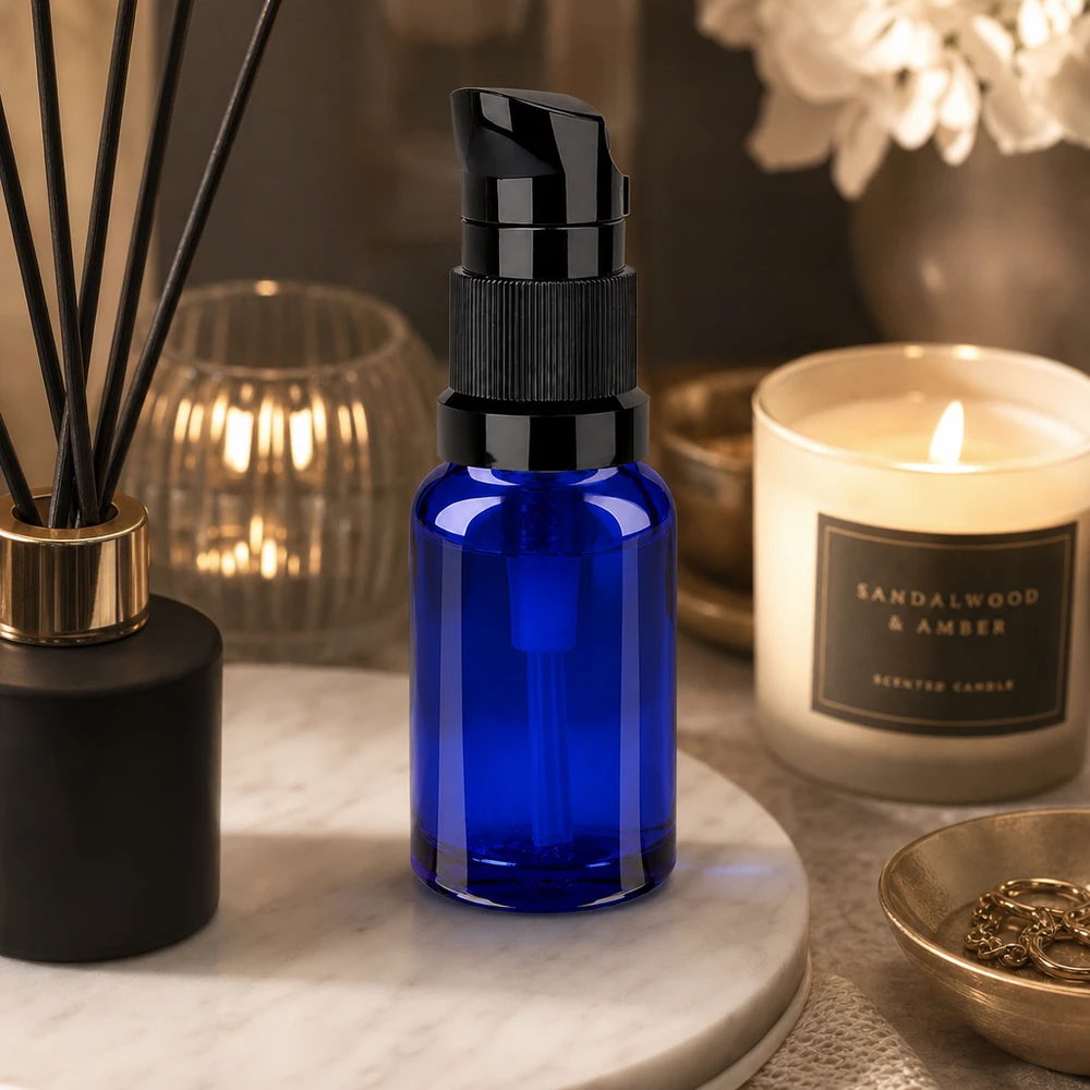 Moderne 10ml Glasflasche mit schwarzem Pumpaufsatz für hygienische Anwendung BlueLine UT18/10