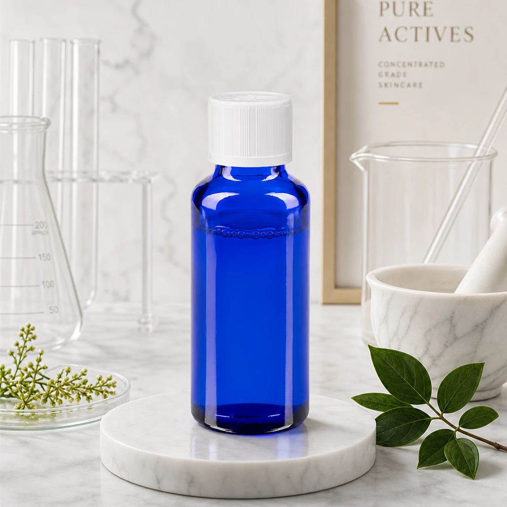 Lékárenská láhev modrá 30ml kapátko bílý uzávěr odolný proti otevření dětmi standardní. Zylindrische blaue Glasflasche 30ml mit geripptem Kindersicherheitsverschluss für Pure-Actives-Skincareanwendungen