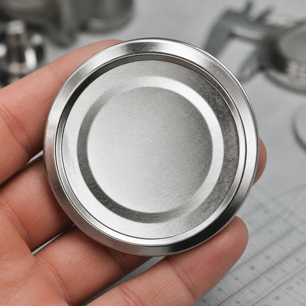 58 mm víčko BasicSeal, stříbrné, TO58deep, UNiTWIST – detailní záběr kovového víčka s kartáčovaným povrchem