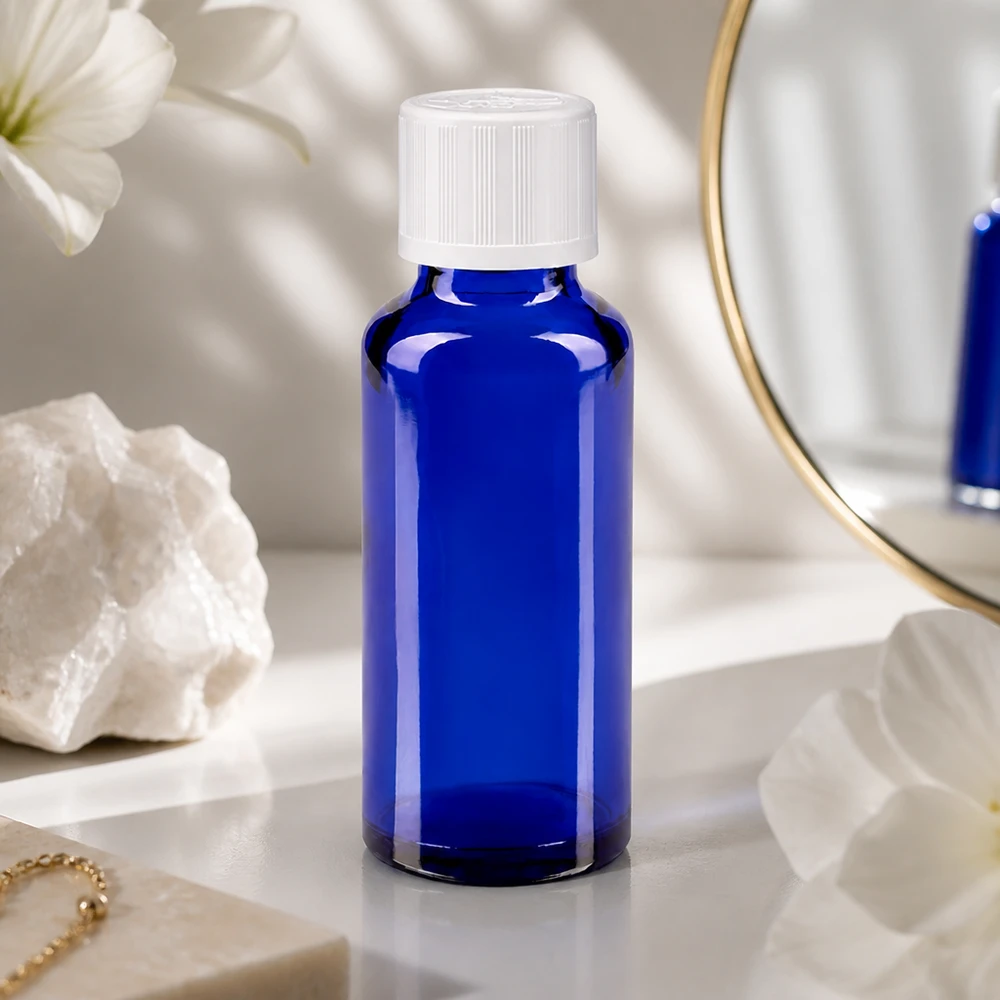 Lékárenská láhev modrá 30ml šroubovací uzávěr bílý standardní odolný proti otevření dětmi. Blaue 30ml Apothekerflasche mit 11mm Kindersicherheitsdeckel für Aromatherapie und Naturkosmetik