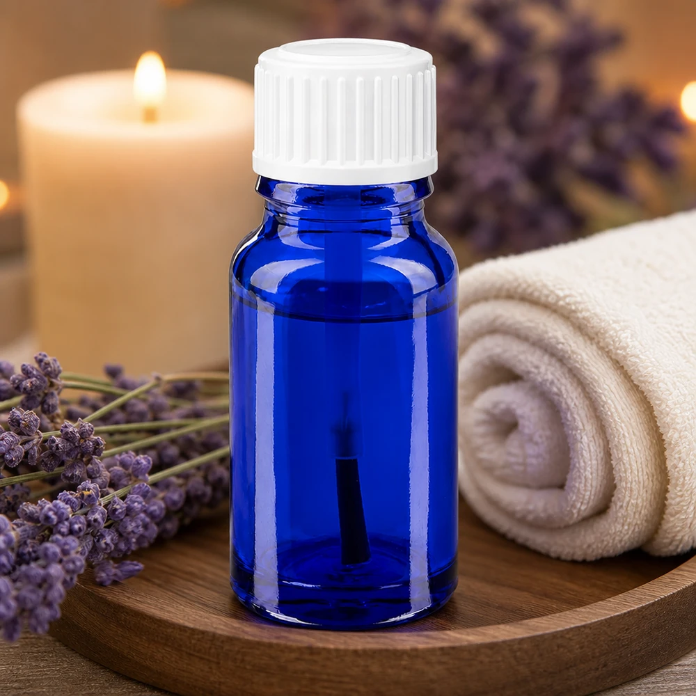Lékárenská lahvička modrá 10ml šroubovací uzávěr bílá kartáčová Handliche 10ml blaue Glasflasche mit weißem Applikatorverschluss für Öle und Essenzen
