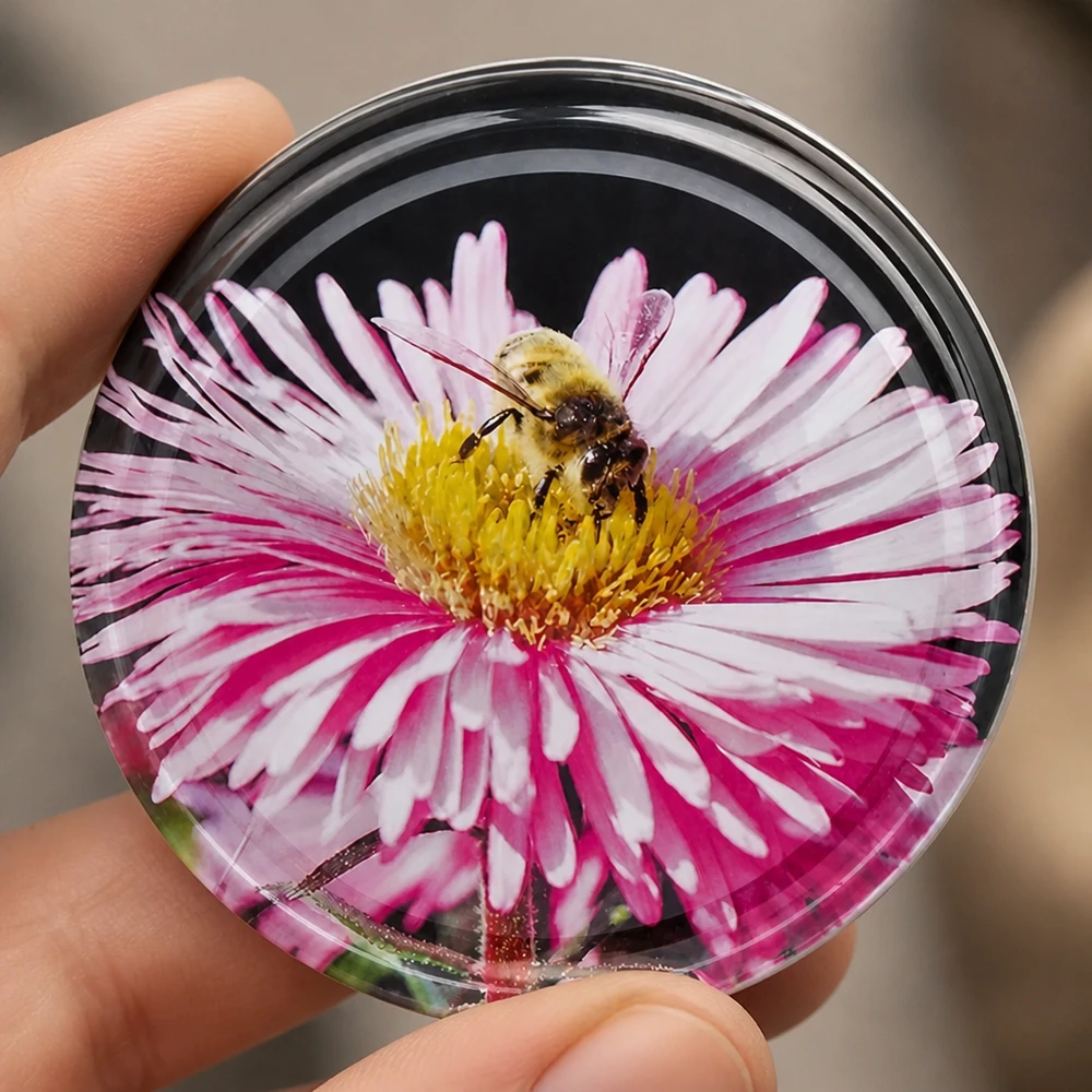 82mm víko BasicSeal blossom (TO82) UNiTWIST Kulaté šroubovací víčko TO82, 82 mm, s motivem růže, růžové astry a včely, z pocínovaného plechu od UNiTWIST
