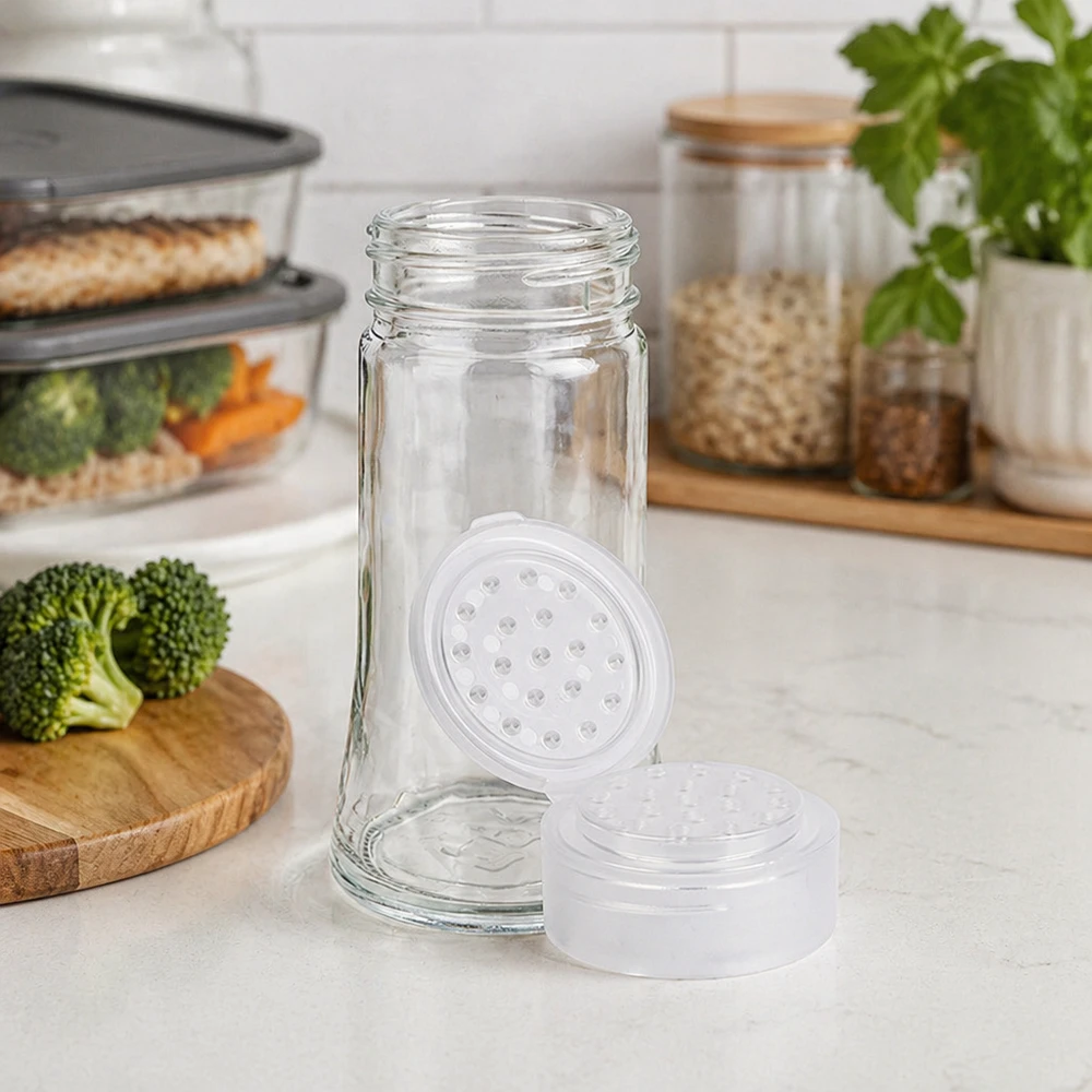 Dóza na sůl/koření 95ml s šejkrem bílá Lebensmittelechtes Salzstreuer-Glas 95ml mit herausnehmbarem Locheinsatz in Küchenumgebung