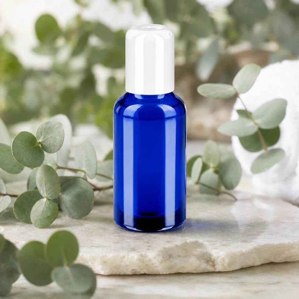 Stilvolle blaue Glasflasche 30ml mit weißem Rollerverschluss für mobile Aromatherapie unterwegs