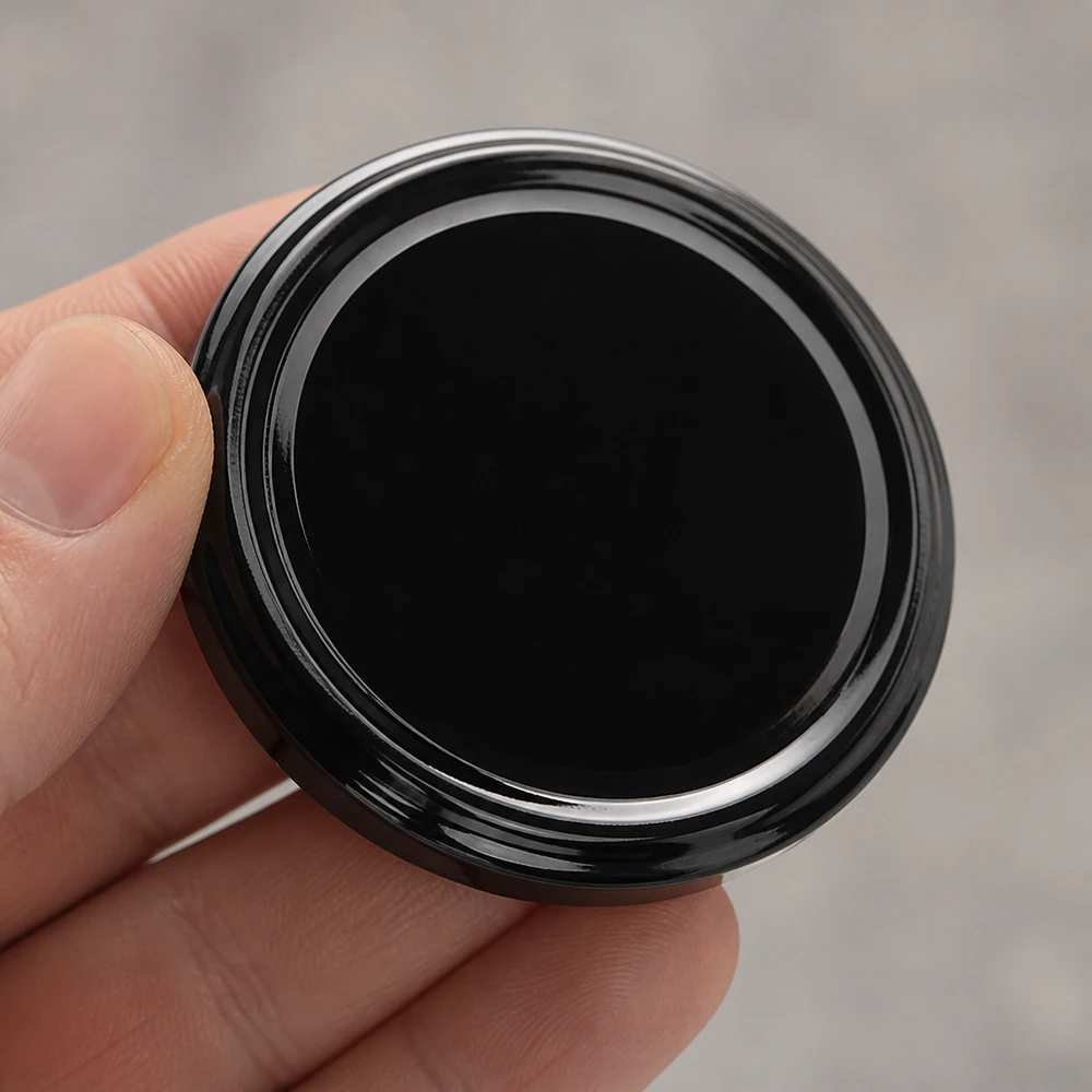 70mm víko BasicSeal černé (TO70) UNiTWIST Detailní záběr černého kovového víčka BasicSeal 70 mm TO70 UNiTWIST s lesklým povrchem