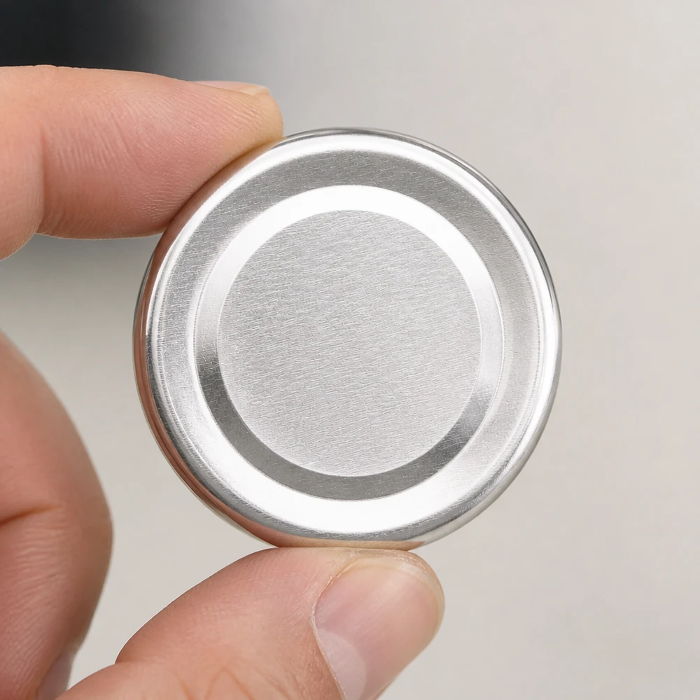 Detailní záběr víčka 43 mm TO43 BasicSeal, stříbrné, UNiTWIST s koncentrickými prstenci