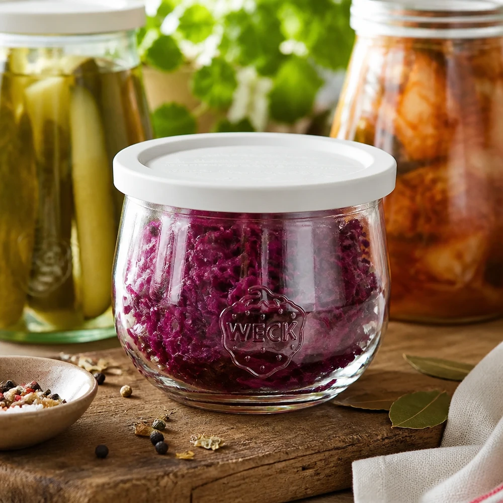 580ml tulipánová sklenice se skleněným víčkem WECK RR100 WECK Tulpenglas 580ml RR100 mit Rotkraut gefüllt zwischen eingelegten Gurken und Kimchi für Fermentierung und Konservier
