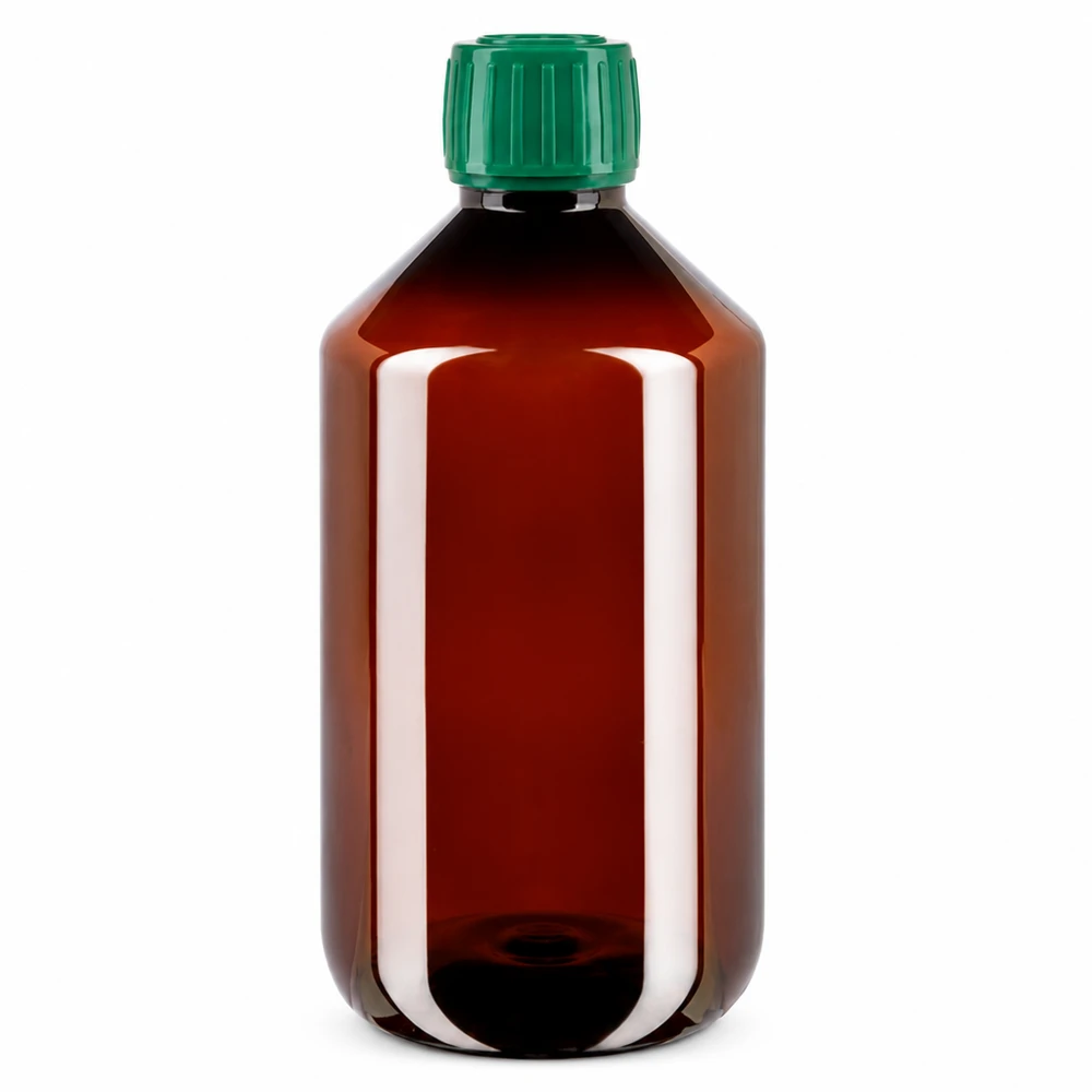 PET láhev 500ml se zeleným uzávěrem, který je zřetelný při manipulaci s lahví. PET láhev 500 ml, hnědá, se zeleným originálním uzávěrem pro farmaceutický a kosmetický průmysl