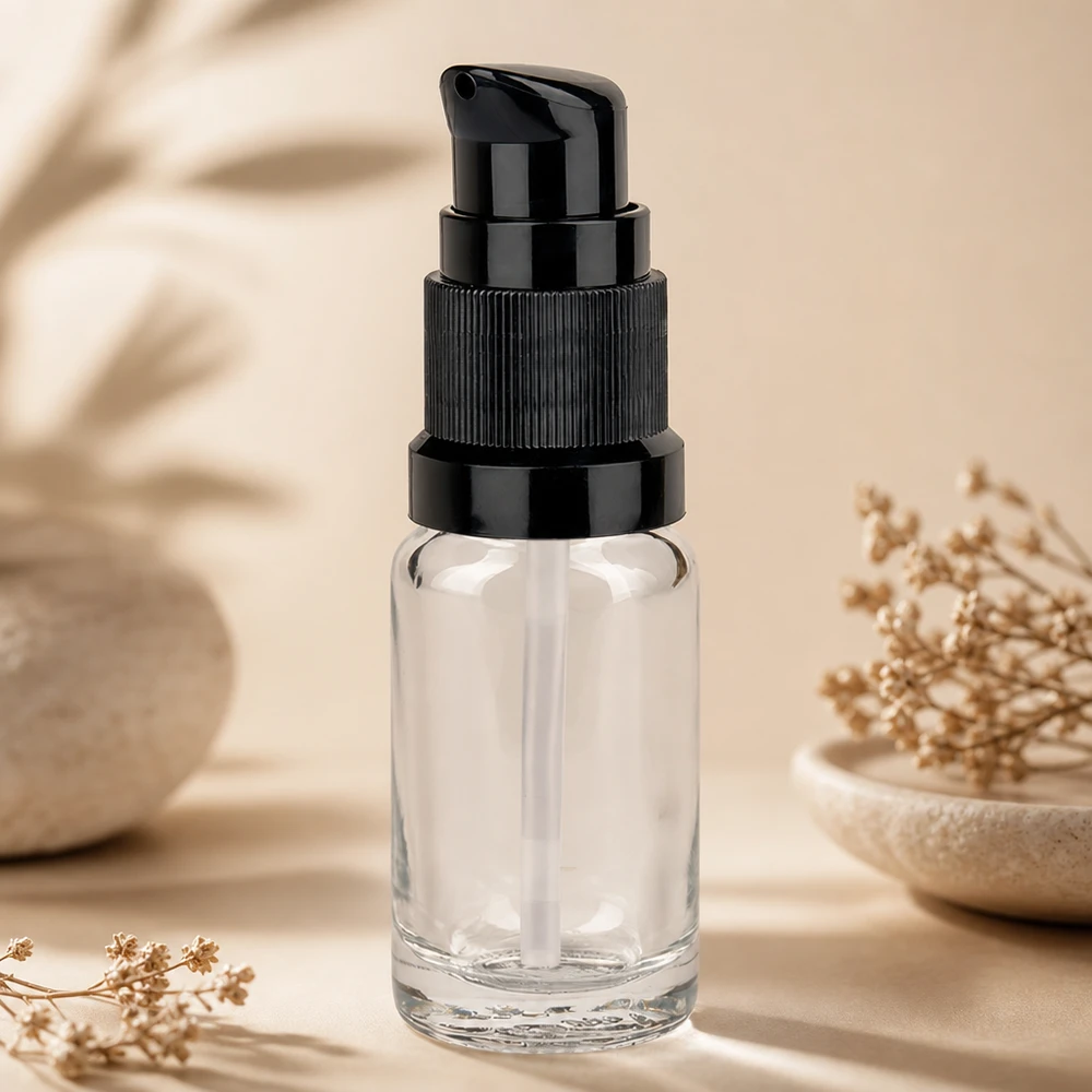 10ml lahvička s pumpičkou černá standardní uzávěr ClearLine UT18/10 10ml ClearLine Pumpflasche mit geriffeltem schwarzen Pumpkopf auf hellem Naturhintergrund