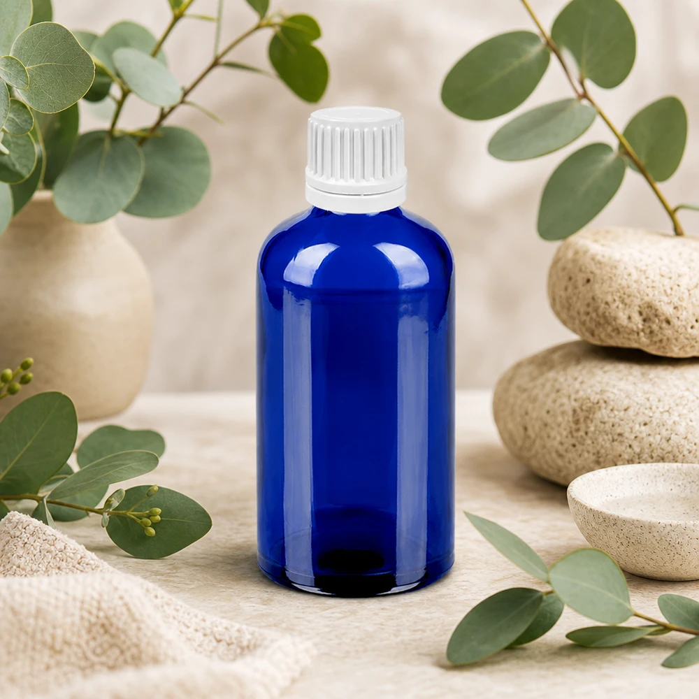 100ml lahvička s kapátkem 0,7 mm s bílým uzávěrem BlueLine UT18/100 Vielseitige blaue Glasflasche mit Tropfverschluss - optimal für Tinkturen und flüssige Extrakte
