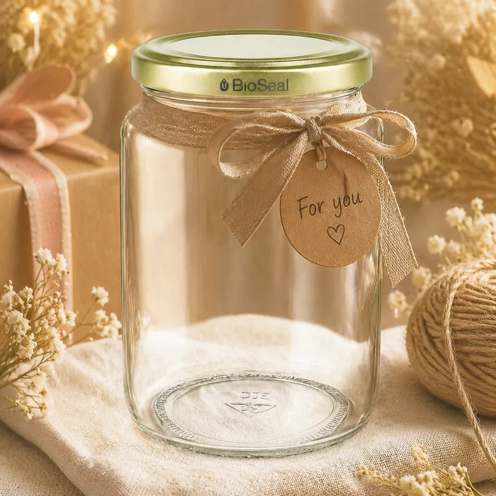 1000g BioSeal Honigglas als Geschenk dekoriert mit goldener Schleife und Anhänger in rustikaler Aufmachung