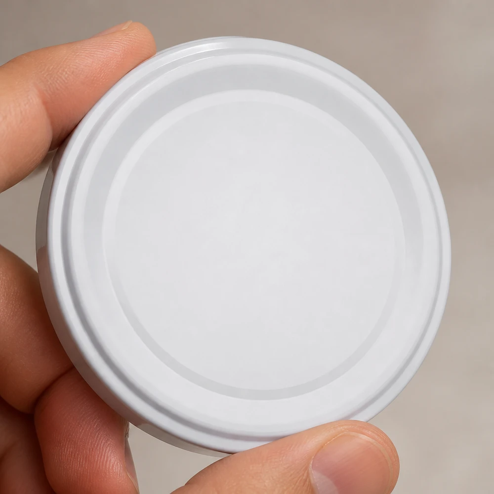 66 mm víčko BasicSeal, bílé, TO66deep, UNiTWIST – detailní záběr kovového víčka s rýhovanou strukturou
