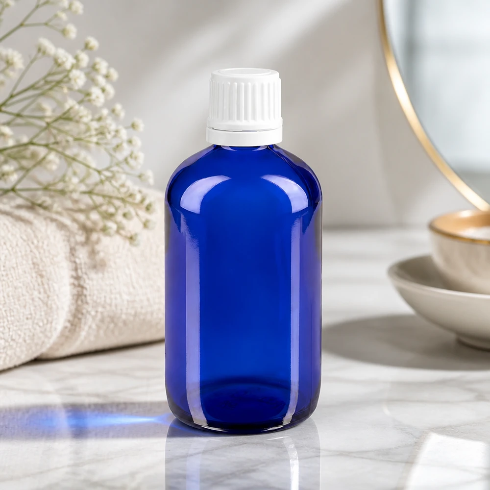Lékárenská láhev modrá 100ml se šroubovacím uzávěrem bílá s uzávěrem proti neoprávněné manipulaci. Leere blaue Apothekerflasche aus Glas 100ml mit weißem Sicherheitsdeckel für ätherische Öle