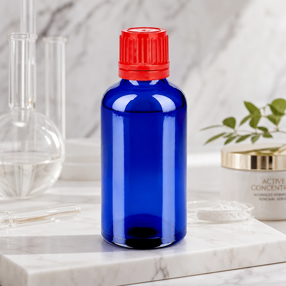 50ml láhev 11mm šroubovací uzávěr červený tamper-evidentní uzávěr BlueLine UT18/50 50ml Flasche mit lichtschützender blauer Glasoberfläche und rotem SV Verschluss 11mm OV BlueLine UT18/50