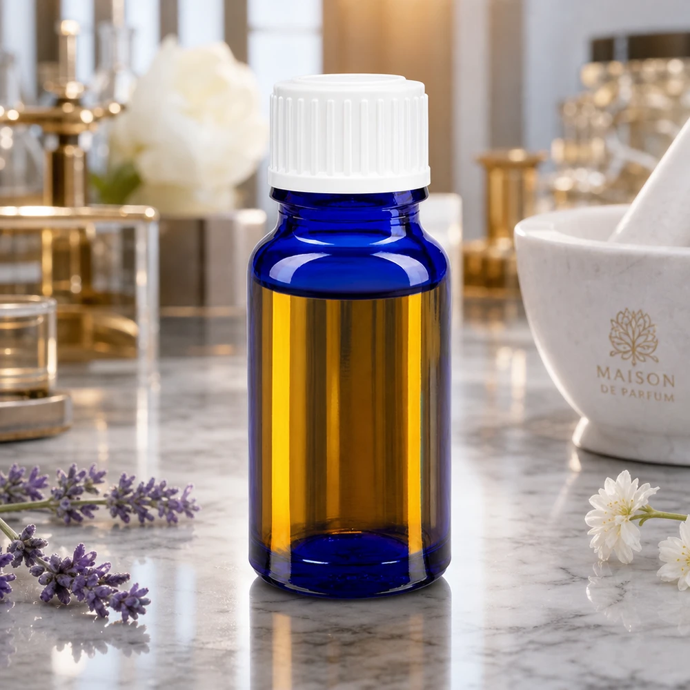 Lékárenská láhev modrá 10ml šroubovací uzávěr bílý standardní 10ml blaue Apothekerflasche weißer Verschluss auf Marmor mit Jasminblüten und Lavendel