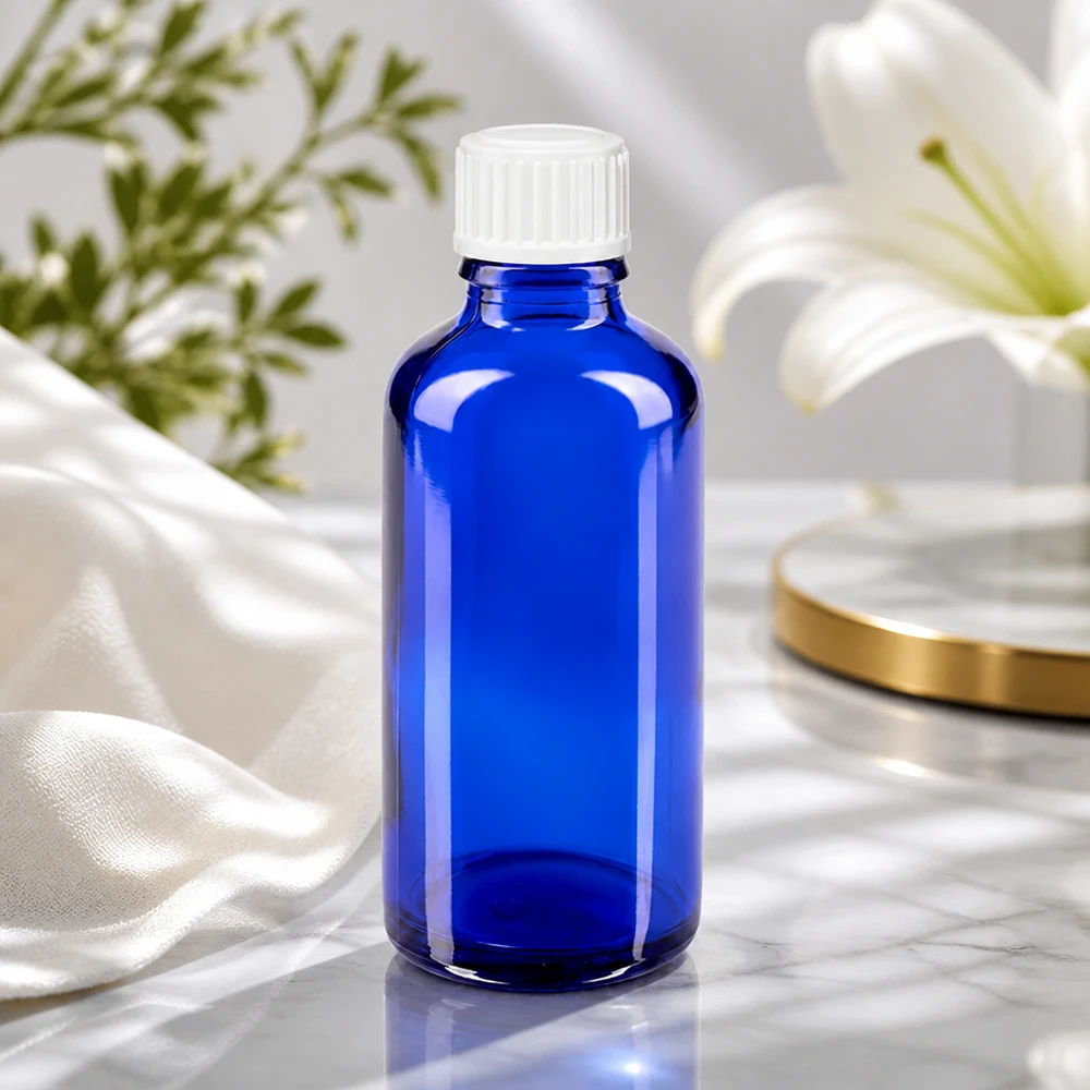 Lékárenská láhev modrá 50ml šroubovací uzávěr bílá standardní Hochwertige blaue Glasflasche 50ml mit UV-Schutz und weißem Schraubdeckel in Studioaufnahme