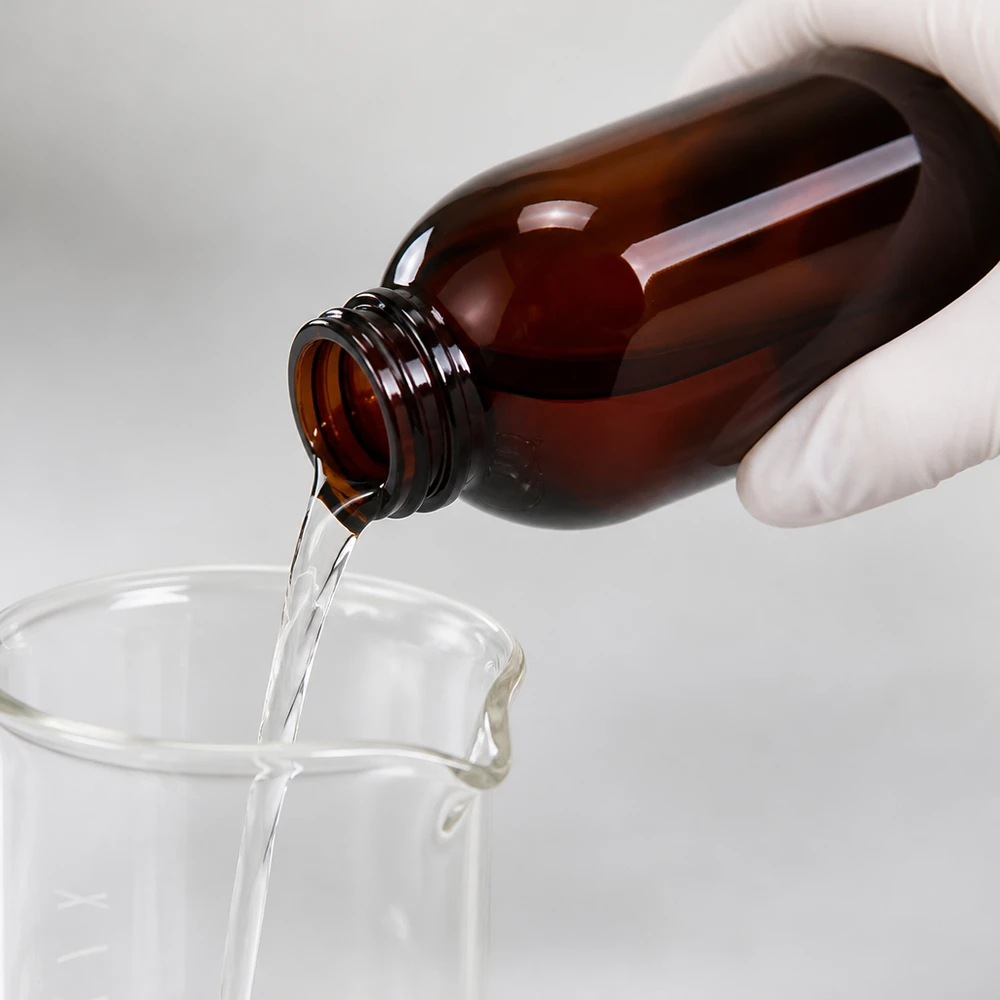 Hnědá PET láhev o objemu 250 ml s bílým šroubovacím uzávěrem při plnění v laboratorním prostředí